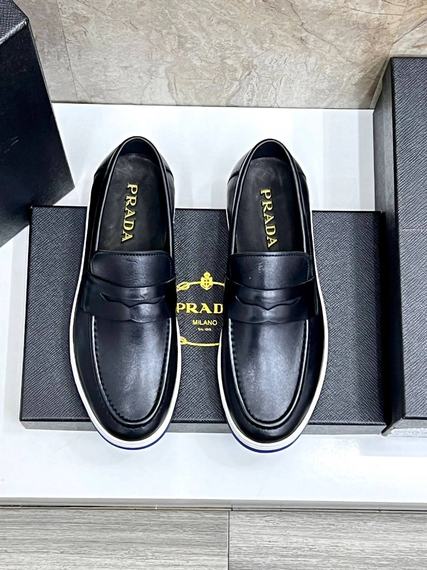 💰620 Prada classic men’s lace-up casual shoes｜Imported cowhide upper｜Layered stitching design on the upper Lightweight and breathable｜Soft and comfortable｜PRADA letters on the side｜Distinctive sporty style Showing the brand style｜Lightweight embossed rubber sole｜With cowhide foot pad lining｜Excellent foot feel Fashionable and elegant｜Size: 38-44 (customized at 45)